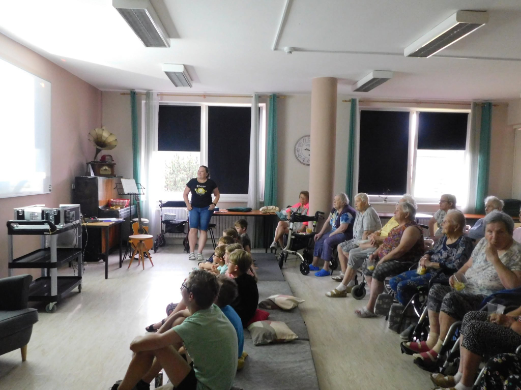 42_7.8. Kino s babičkou (3).jpg